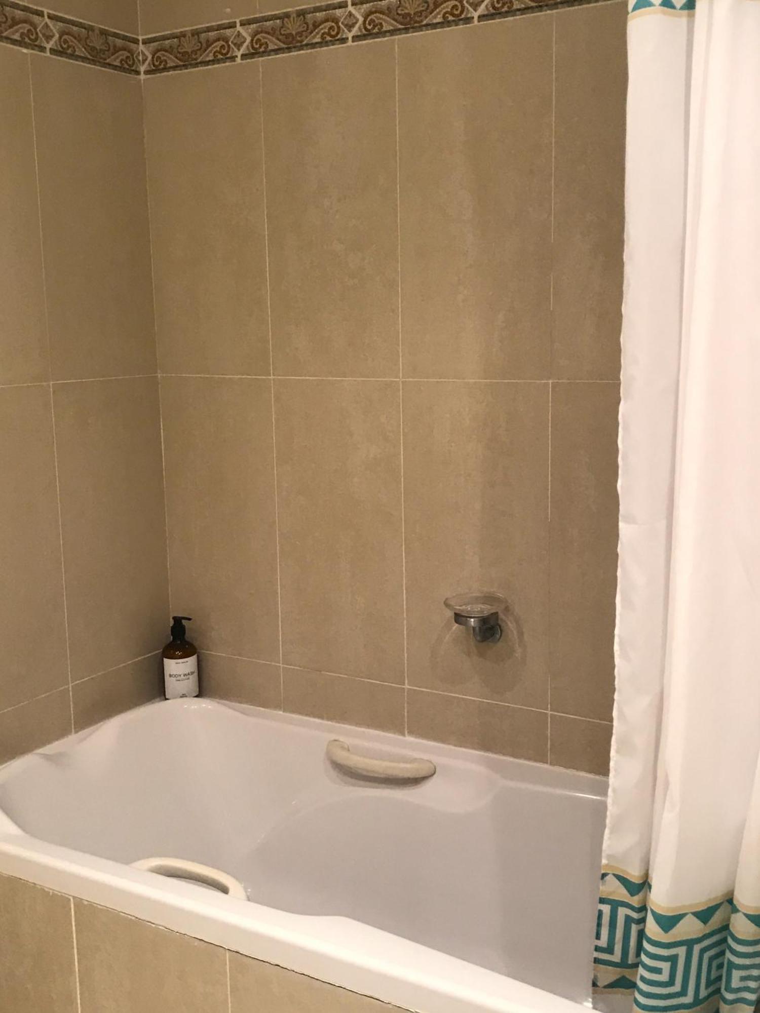 Habitacion Deluxe Con Bano Privado En Atalaya Apartagolf, เอสเตโปนา ภายนอก รูปภาพ